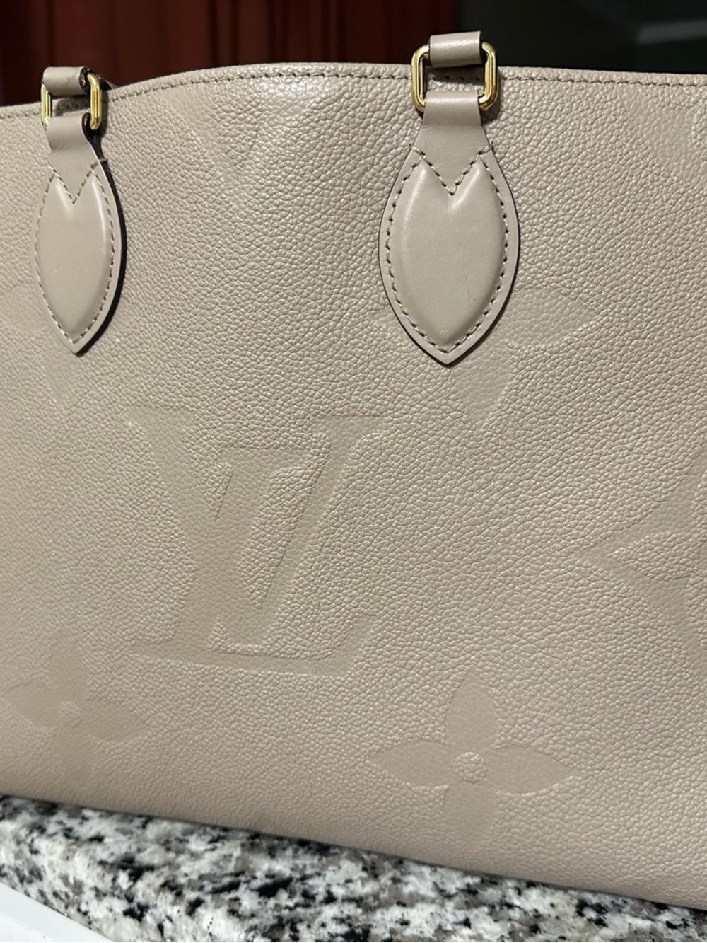 Louis Vuitton Onthego MM.  LV Light Beige Embossed Leather Tote - Picture 4 of 9